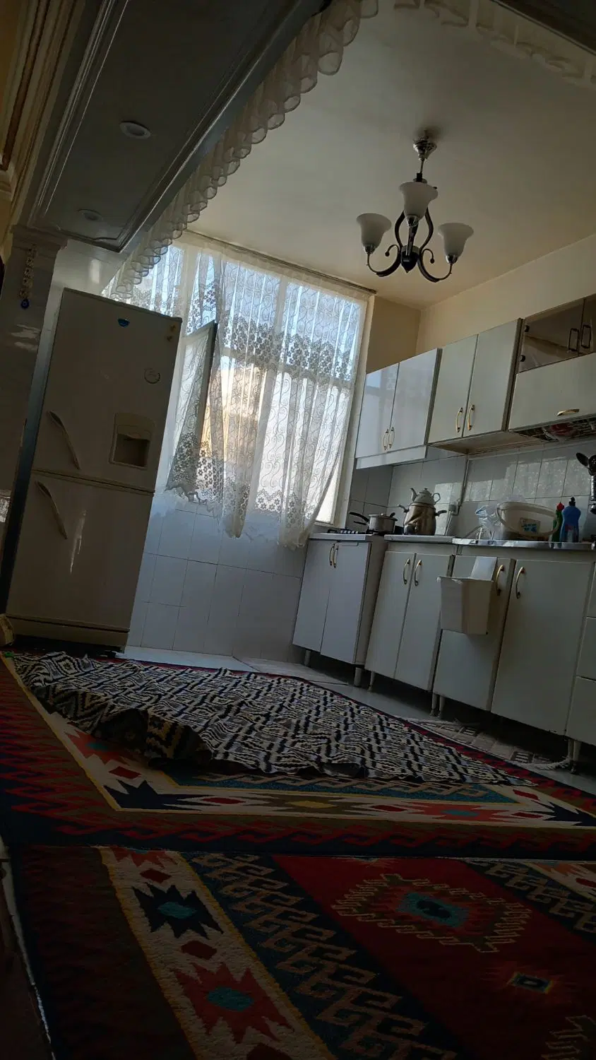 خونه ۱۳۰متری طبقه دوم نورگیر بسیار عالی از سه طرف