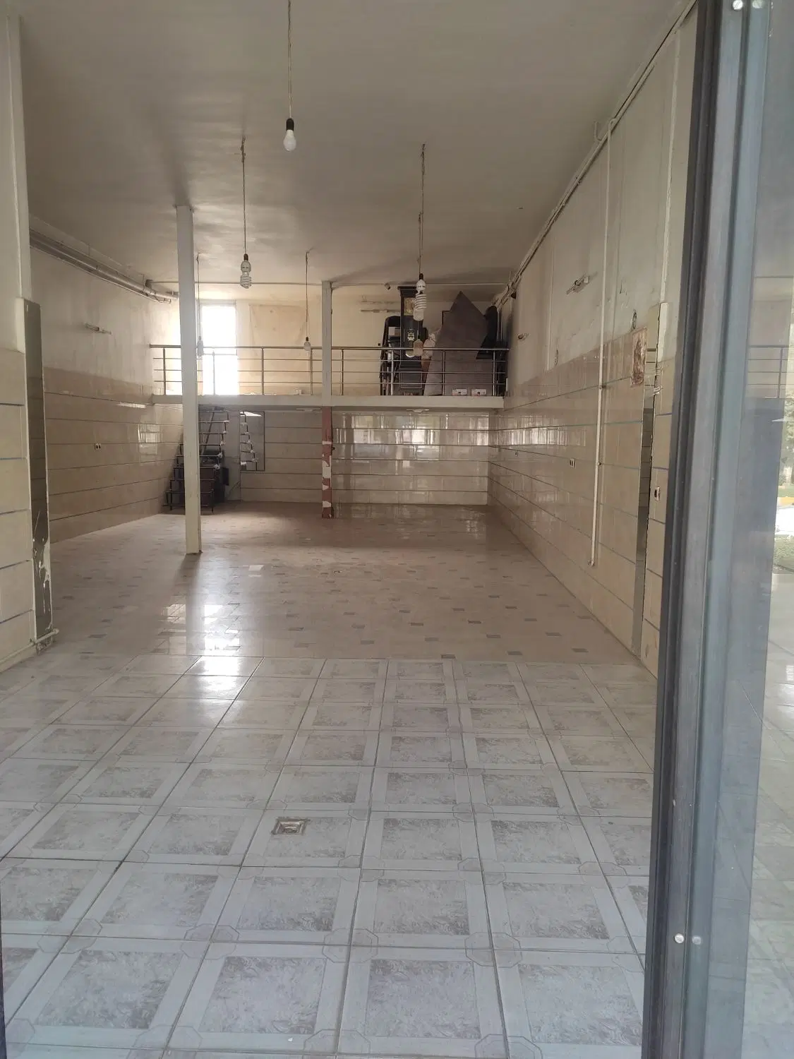 اجاره مغازه تجاری 100متری خیابان شهرداری