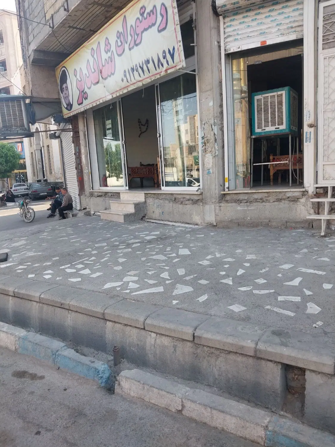 با سلام مغازه بر خیابان اصلی عبدآباد