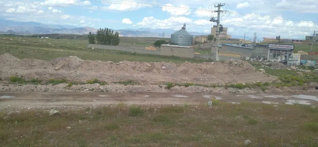زمین روبه روی مسکن ملی