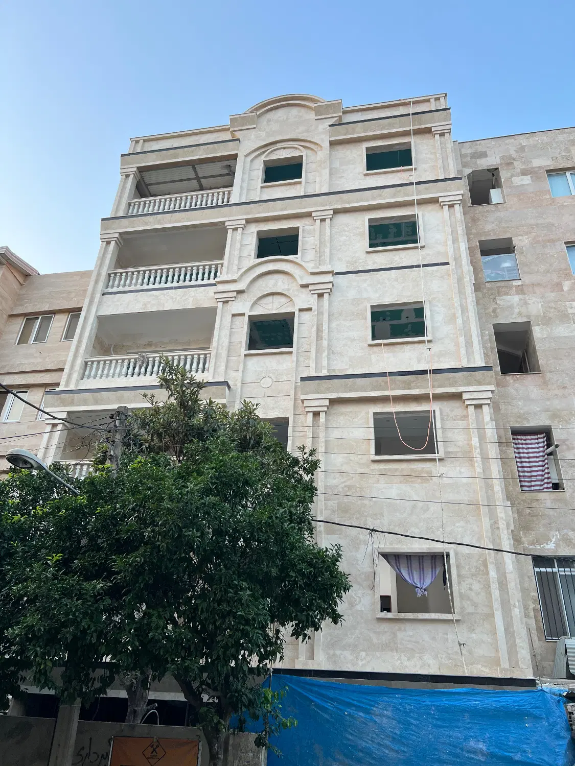 فروش واحد ۹۰ متری نوساز در بهارستان ۵