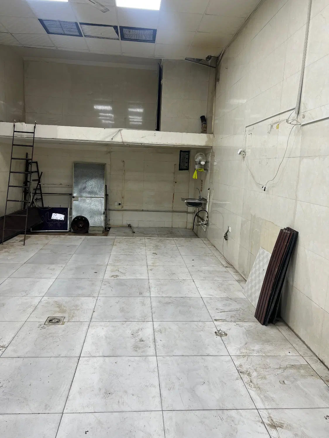 مغازه ۴۵ متری بر خیابان اصلی