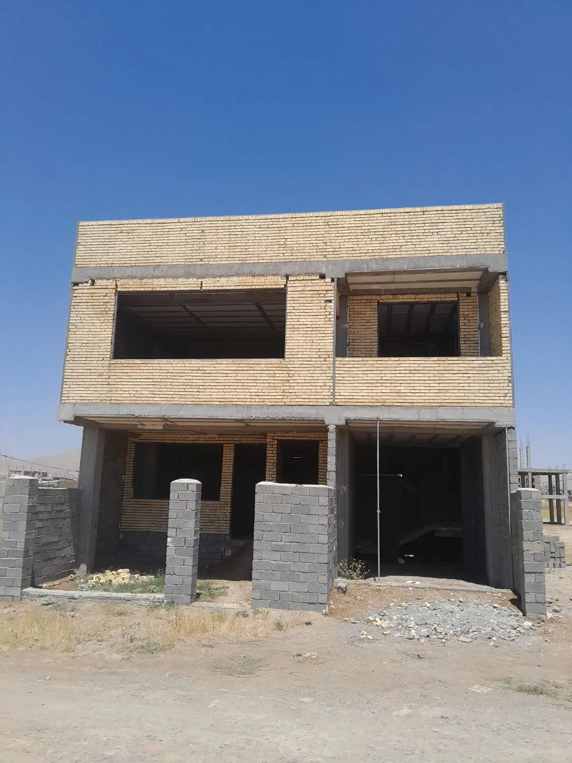 نیمه کاره تازه اباد ۱۴۰متر بتونی