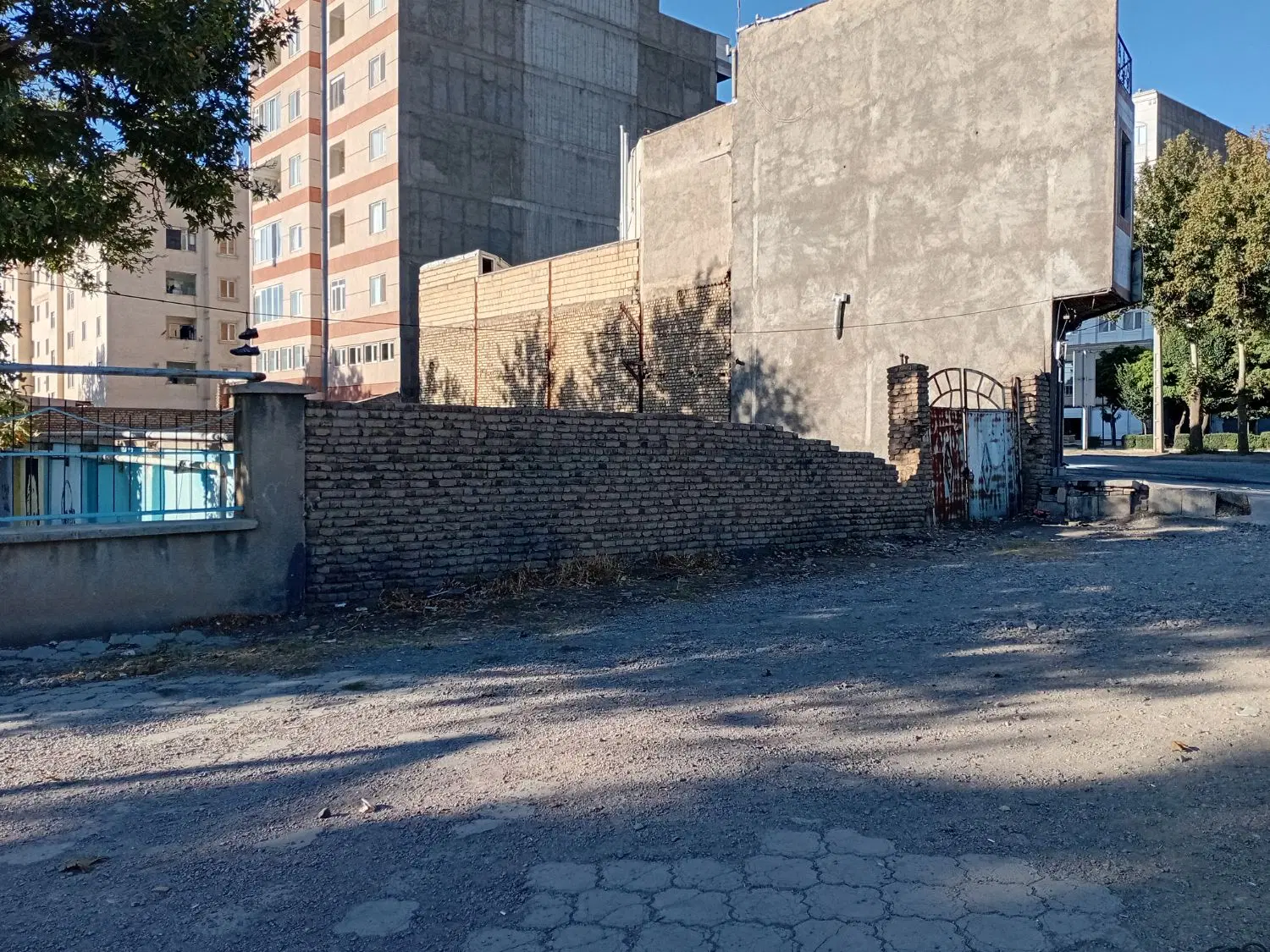 زمین چهار دیواری تجاری ومسکونی
