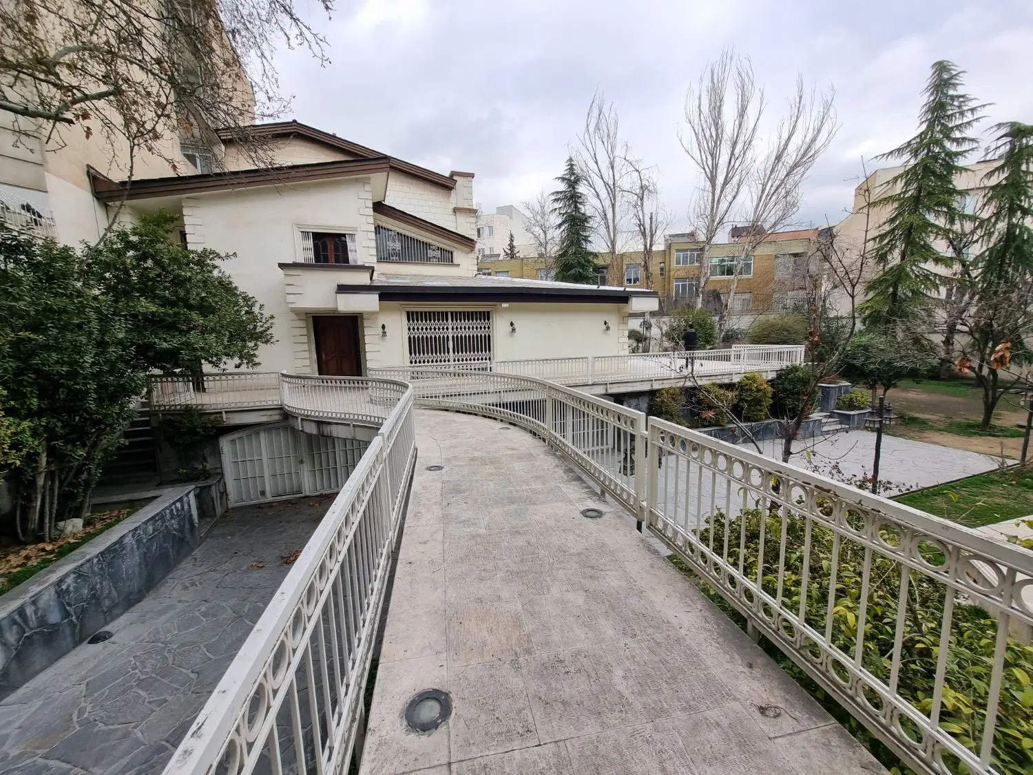 ویلا در کامرانیه ۴۵۰متر بنا مناسب کار و سکونت