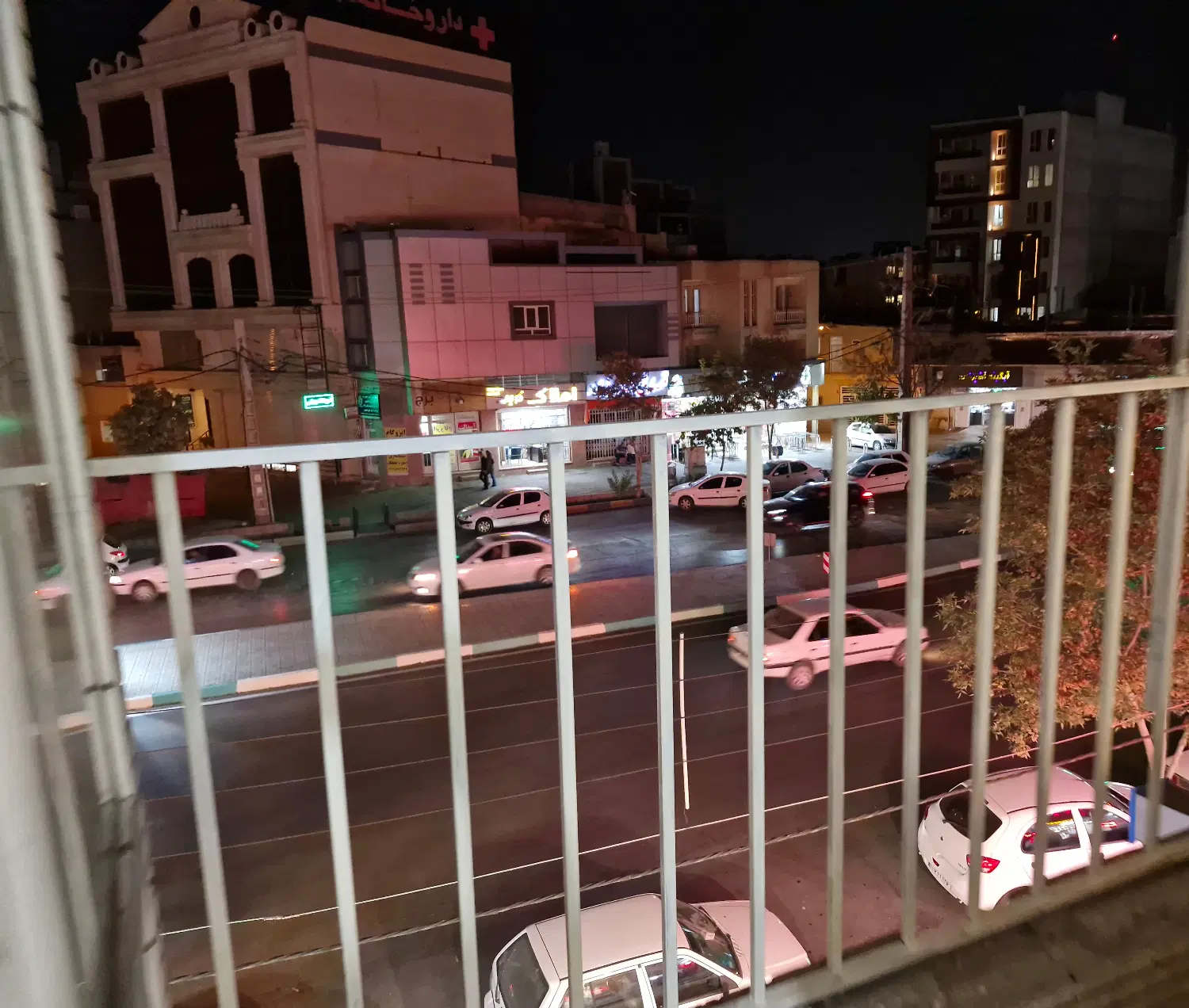 آپارتمان لب خیابان بهمنیار نزدیک آزادی