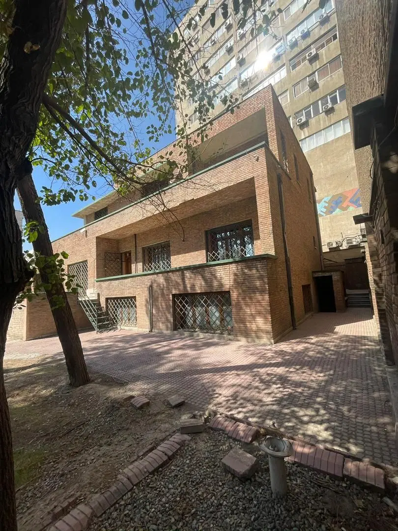 ۱۲۰۰ متر ملک اداری با معماری سنتی در ۷۶۰متر زمین