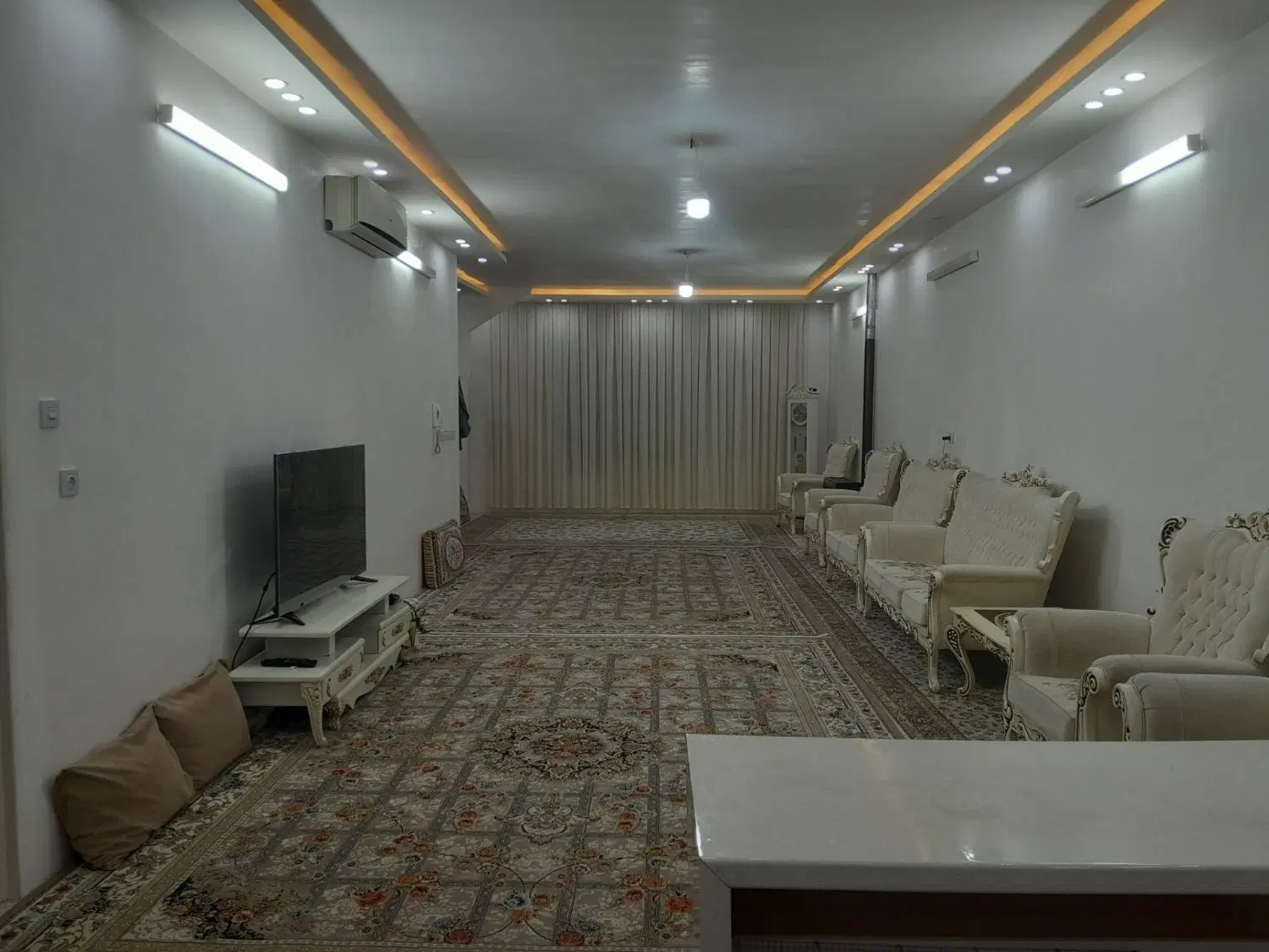 آپارتمان ۲۰۰ متری طبقه سوم روی همکف قائم ۴۰