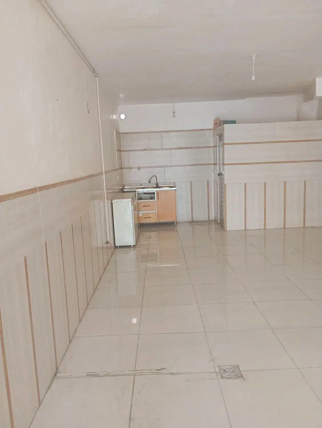 مغازه 70متری با سرویس خیابان گلریز