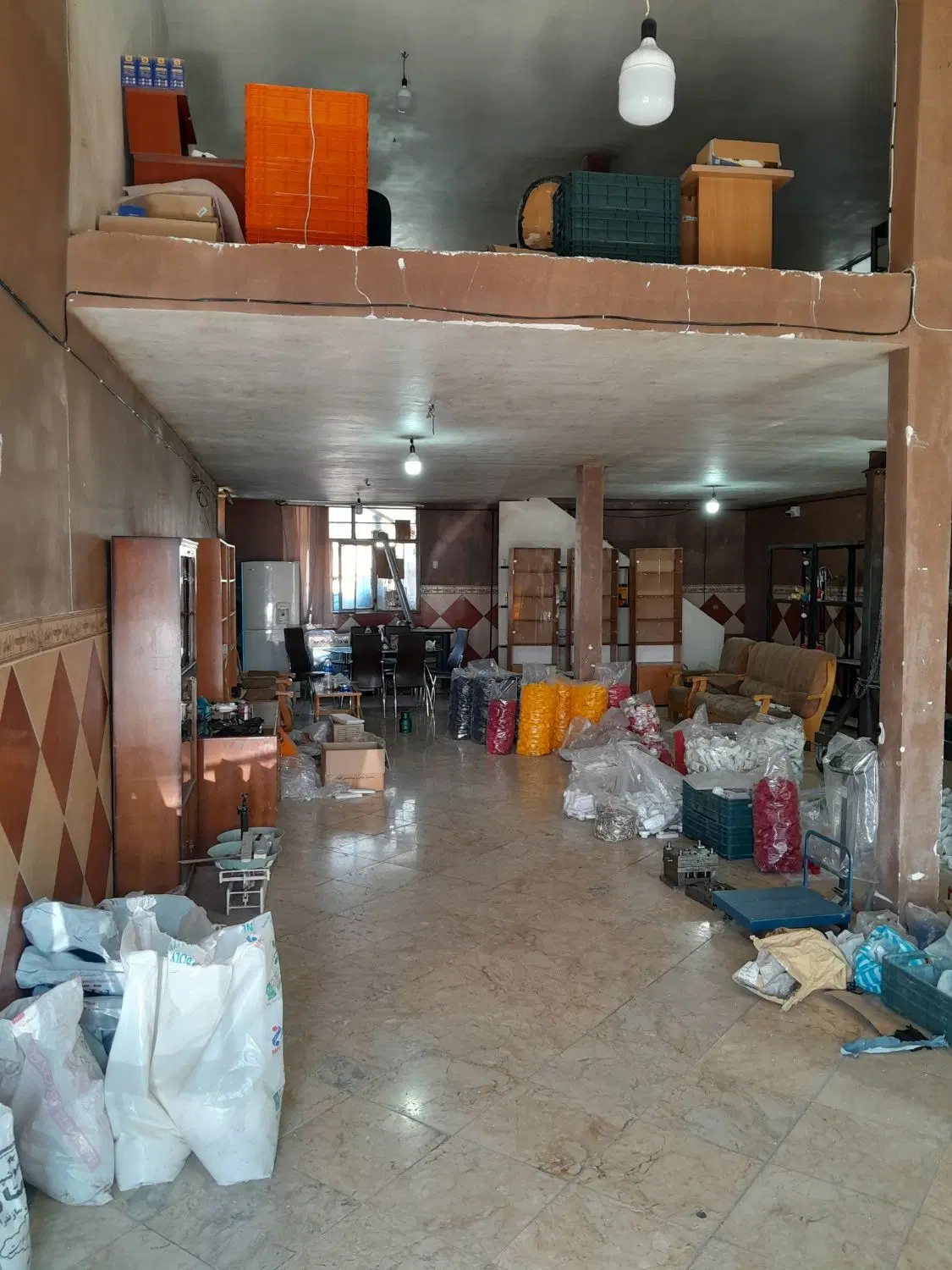 رهن و اجاره مغازه ۲۱۰ متری