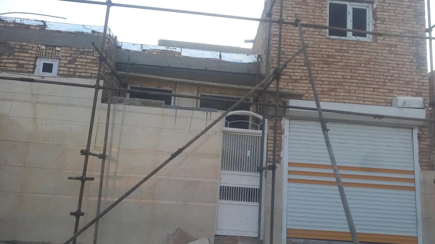 حیاط روبروی شهرک فاز۳ پشت پاساژ آراز پارک