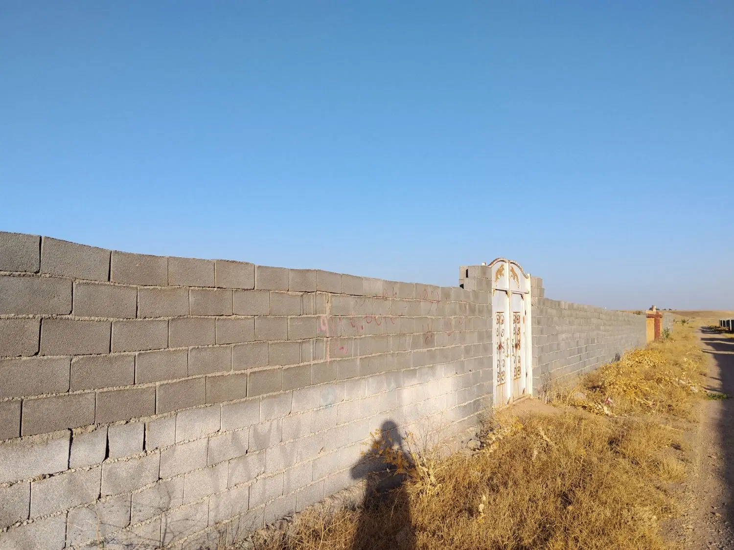 زمین دور دیوار شاهنامه حسن اباد اب مدار نگهبانی
