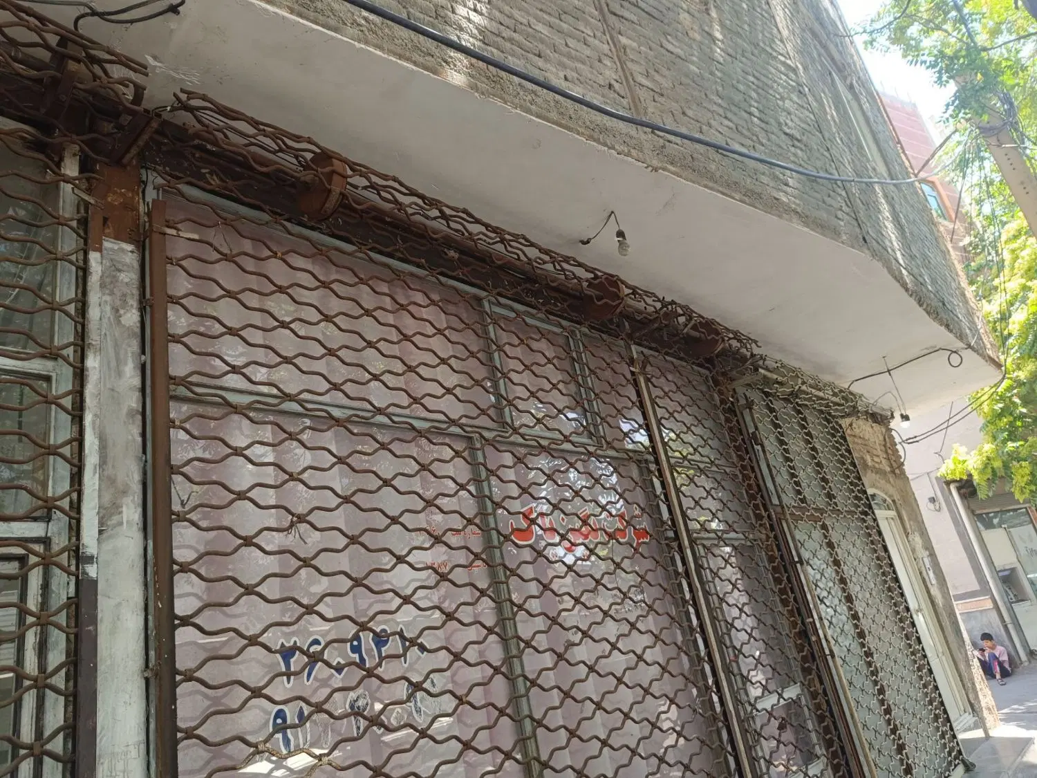 مغازه ۱۲ متر بر خیابان پاسداران اول لاله های سرخ