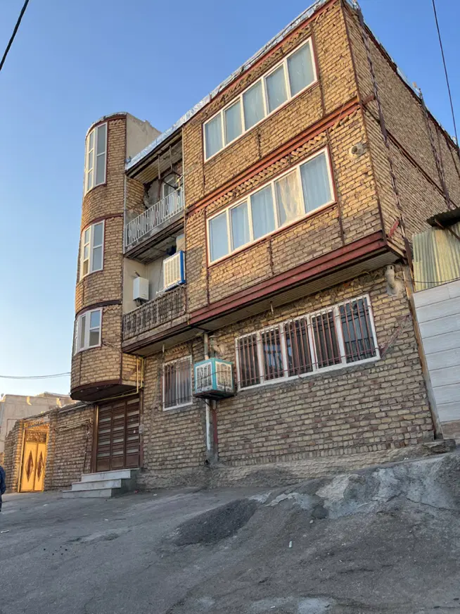 خانه ۱۳۰ متری، خیابان عظیمی