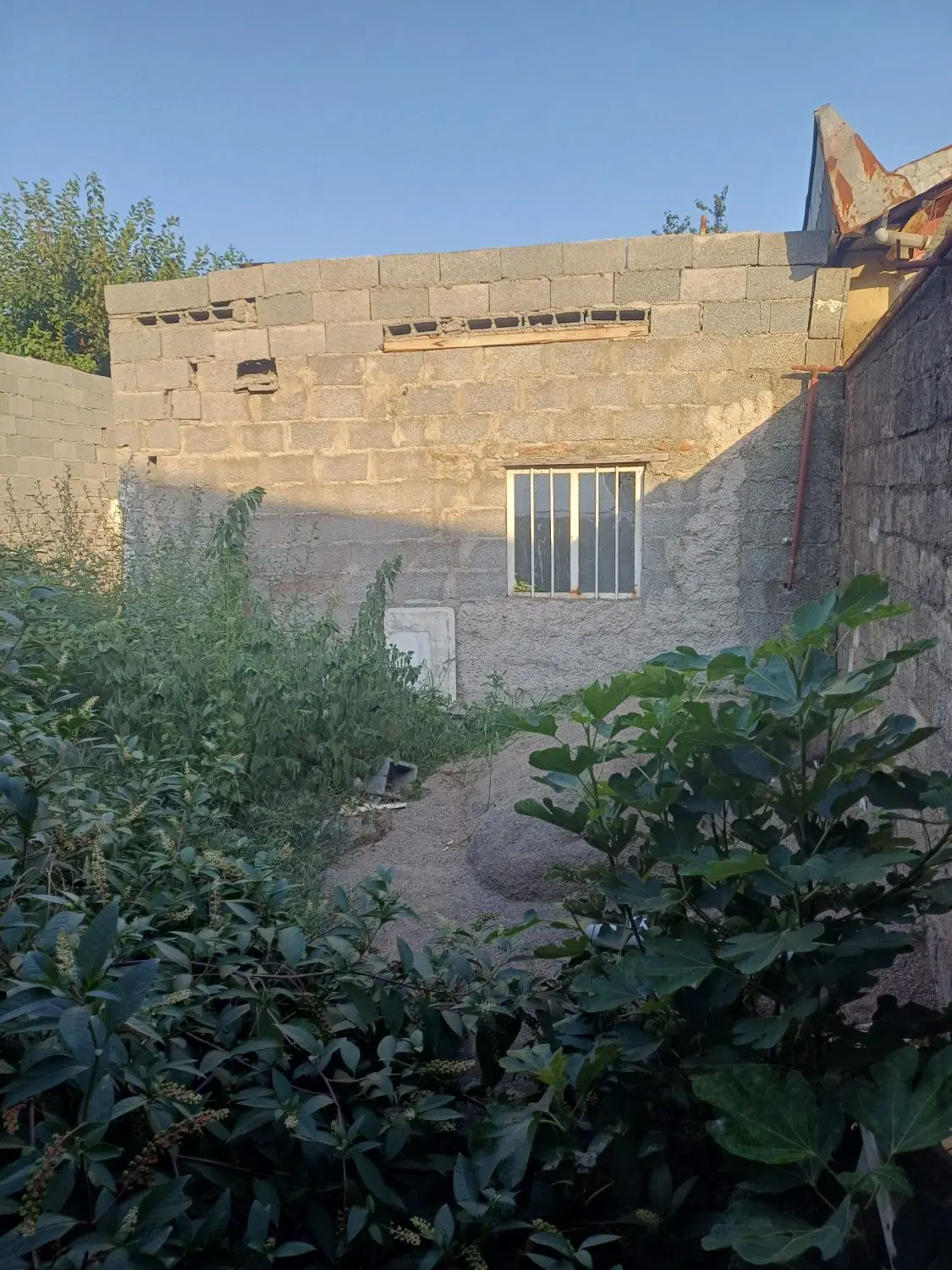 خونه نیمه ساخت در خیابان پاییزان