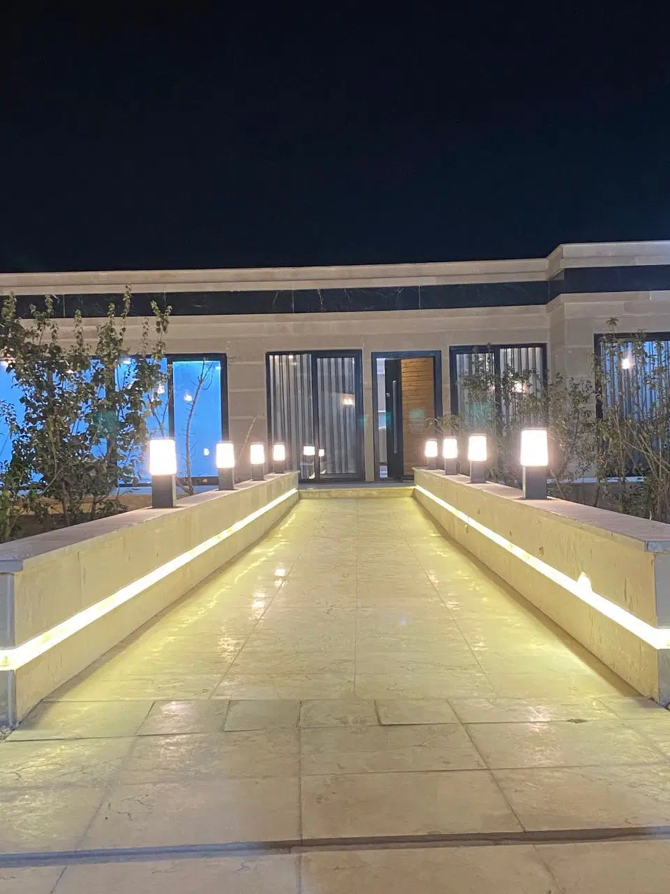 عمارت مدرن استخر سرپوشیده
