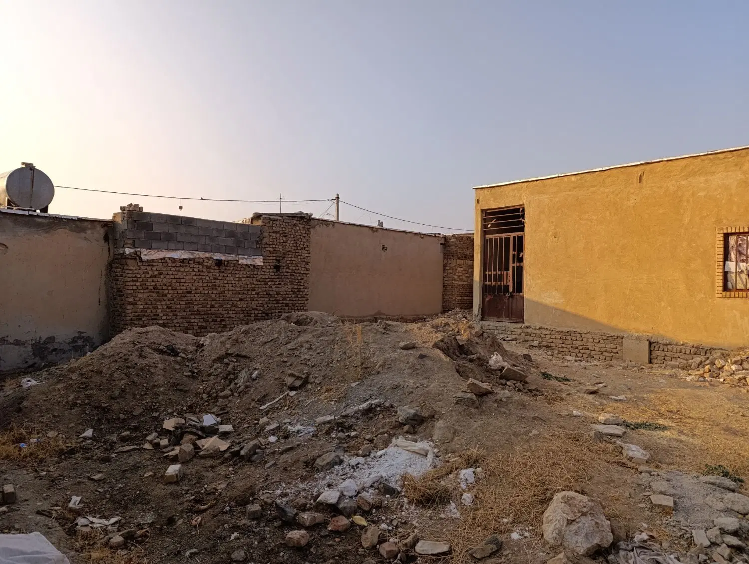 ملک نیمه کاره ۲۷۰ متری در روستای بیچون