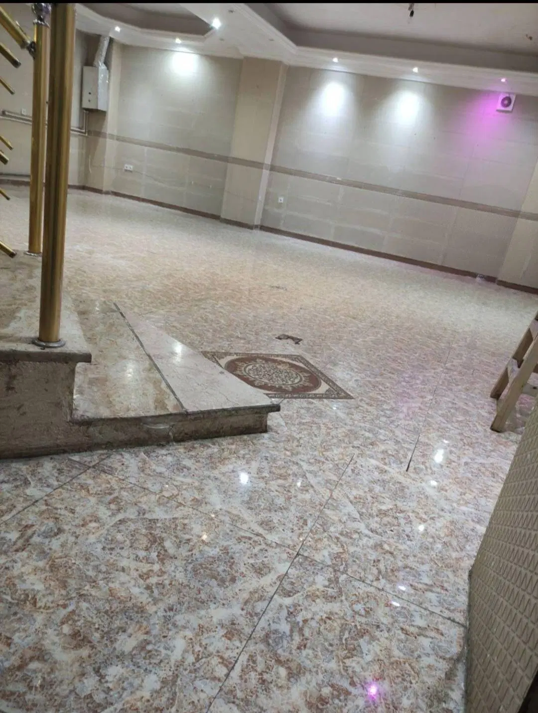 رهن اجاره سالون  زیرزمین تجاری واگذار داده میشود