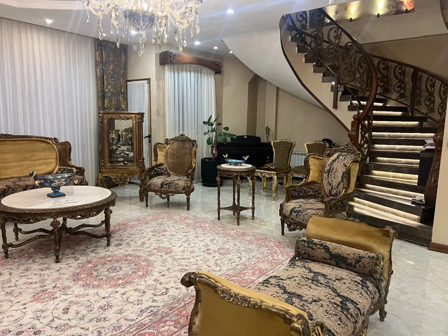اپارتمان ۳۰۰ متری دانش اموز