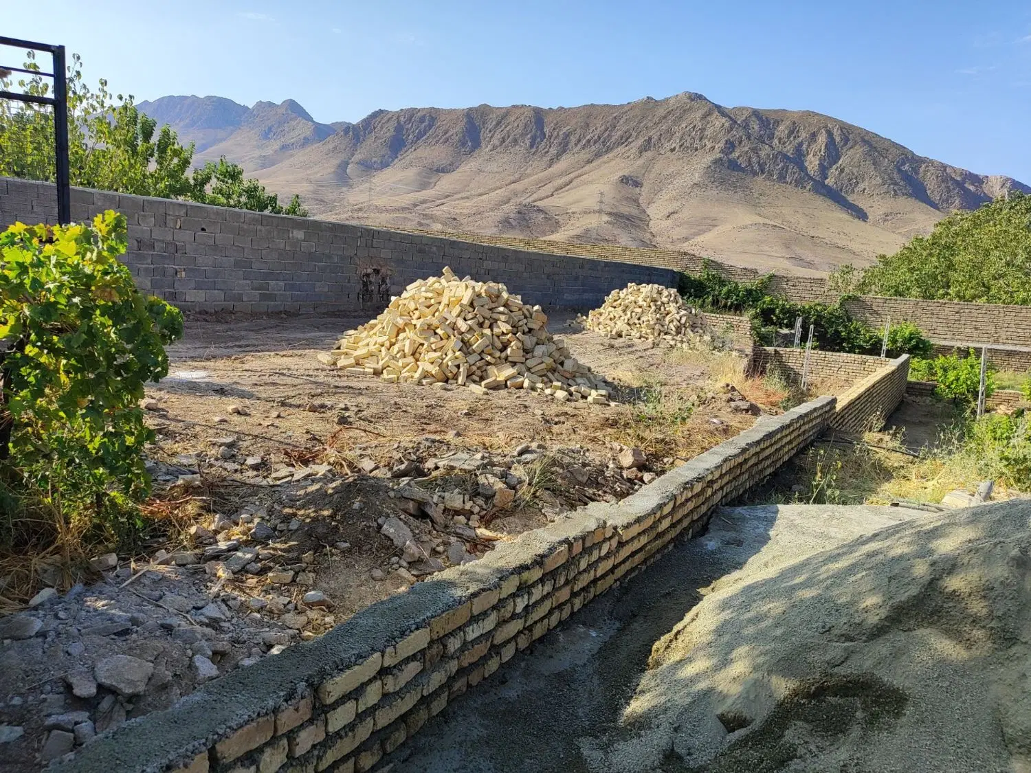 زمین ویلایی و باغچه  در روستای زیبای  زیاران
