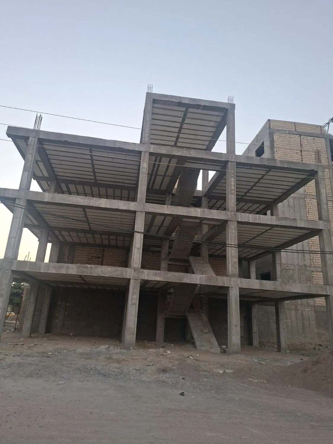 اسکلت سه طبقه۵۶۰ متر بناپروانه دار مدارک تکمیل۲۲۰م