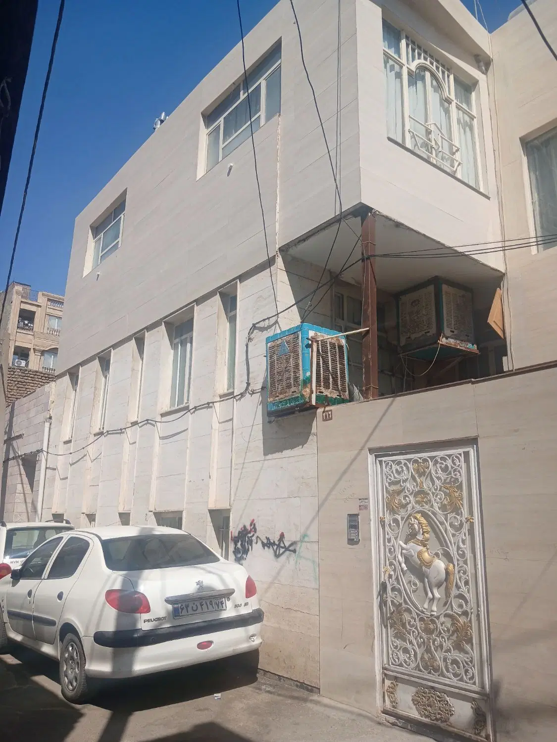 منزل ویلایی۹۴مترسنددار درسه طبقه ی دوخواب بازسازی