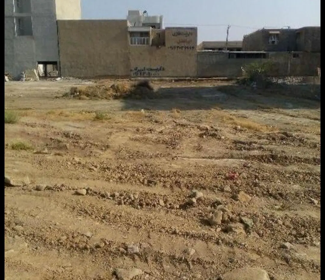 زمین فروش درب حیاط .عرض 12_۵ واقع درشهرکازرون