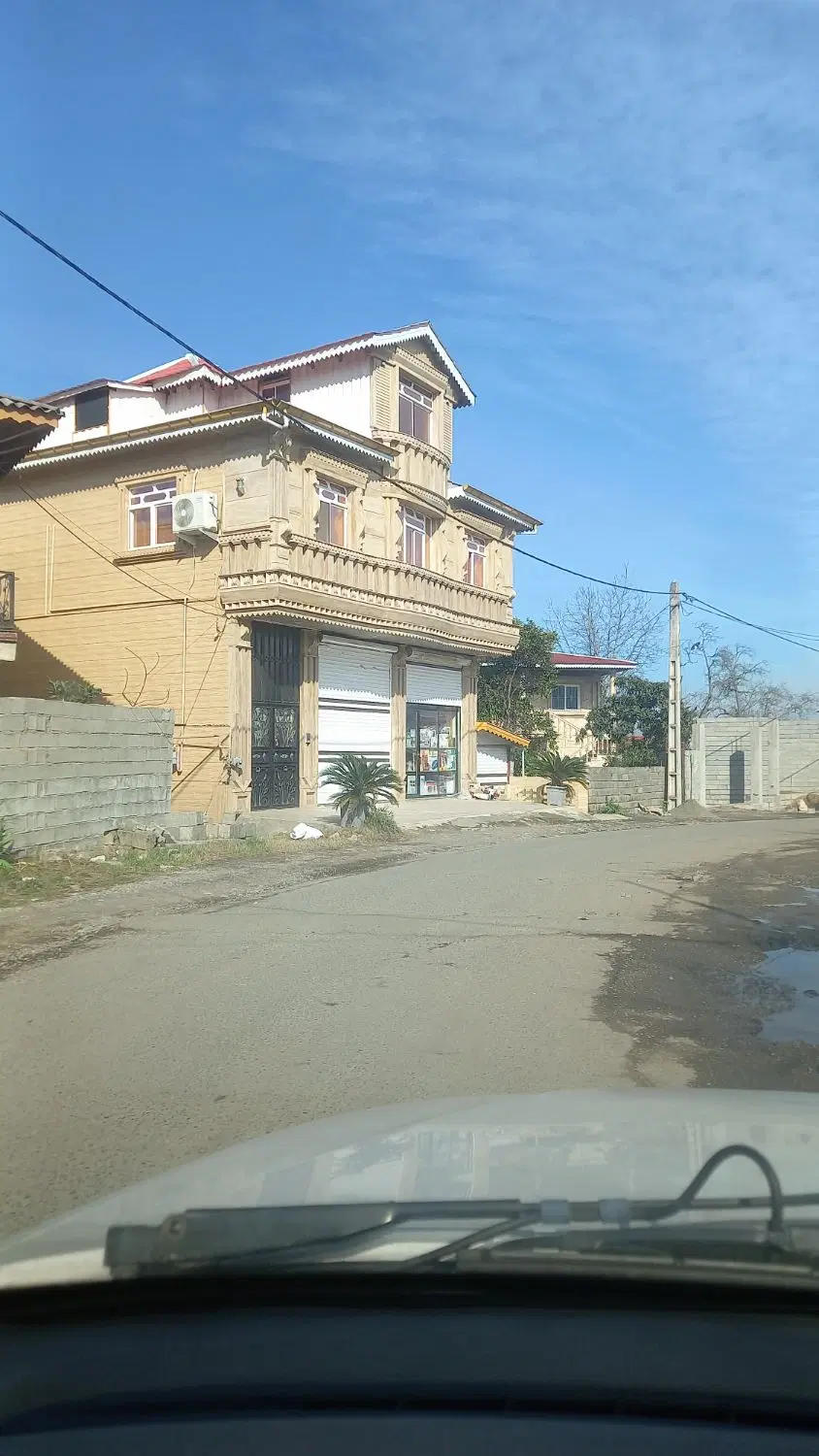 واحد مسکونی  همراه با دو مغازه و پارکینگ