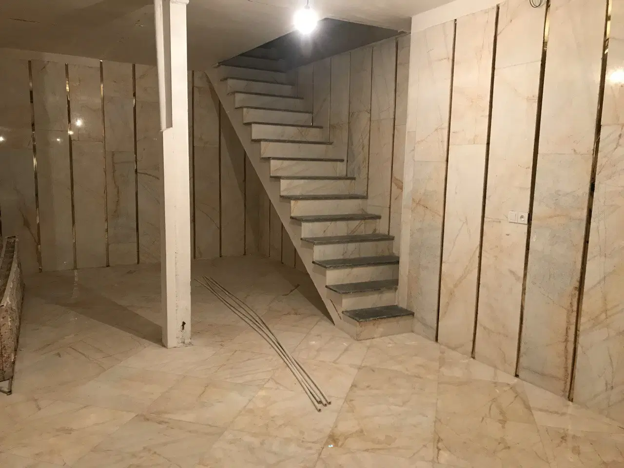 اجاره  ۳۲۰ متر زیرزمین تجاری بهمراه ۱۰ متر مغازه