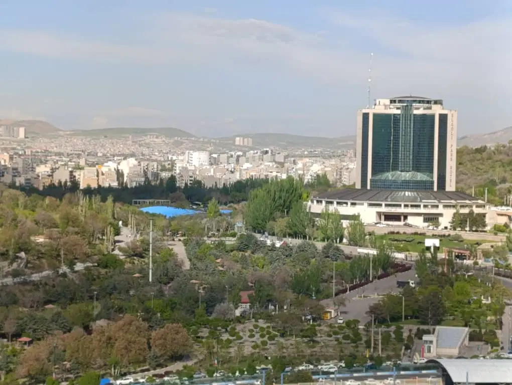 ساختمان سه طبقه ایل گلی( بر خیابان ۳۵ متری)