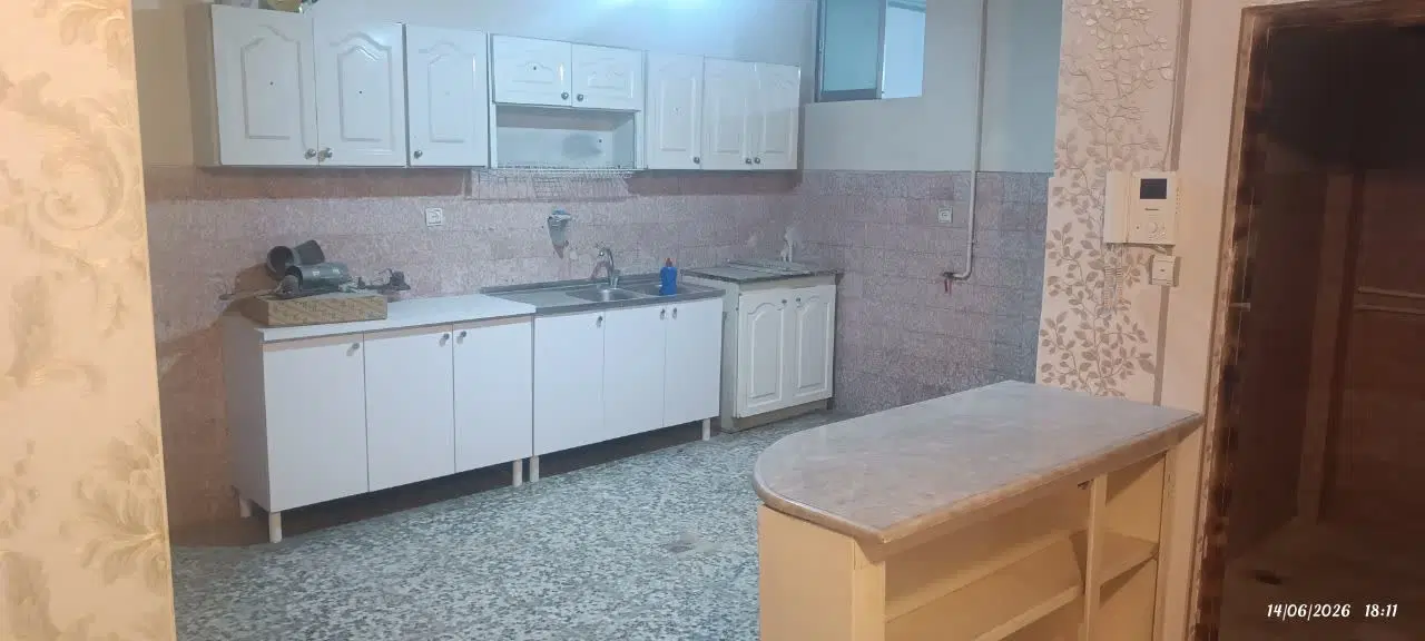 یک واحد مسکونی زیر زمین اجاره داده میشود