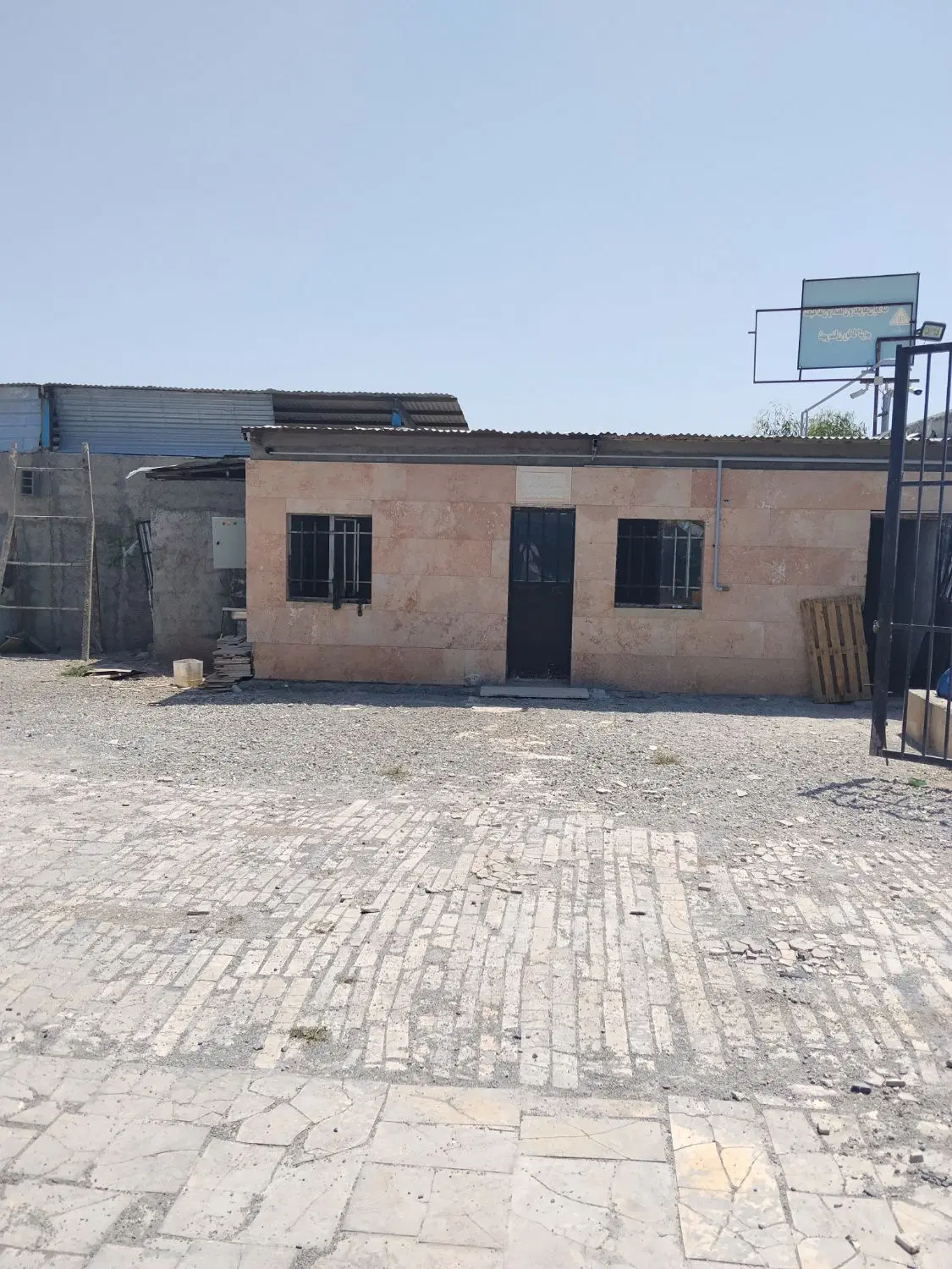 چهار دیواری 600متر
