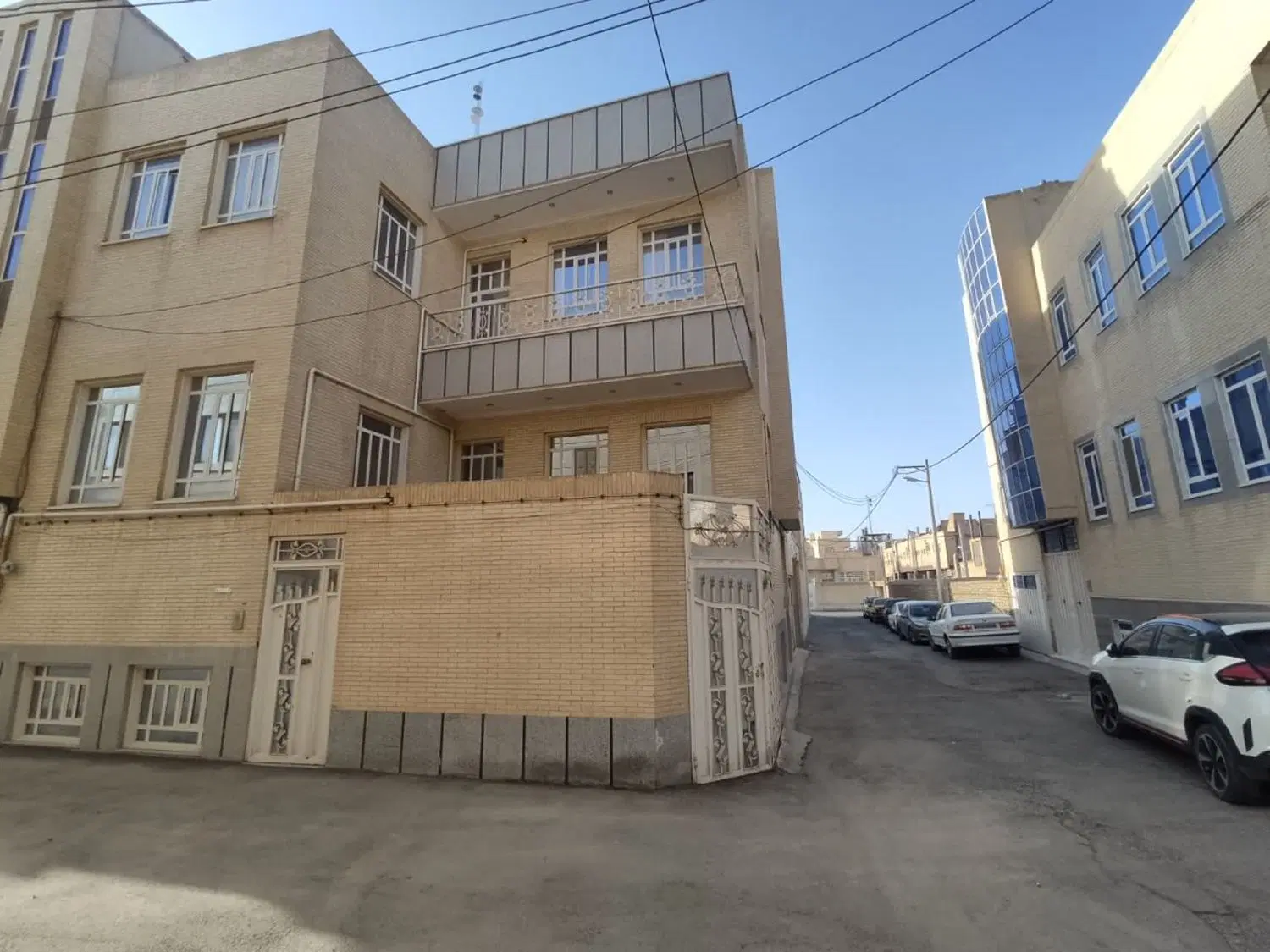 خانه ویلایی سه طبقه مجزا نزدیک خیابان شهید باهنر