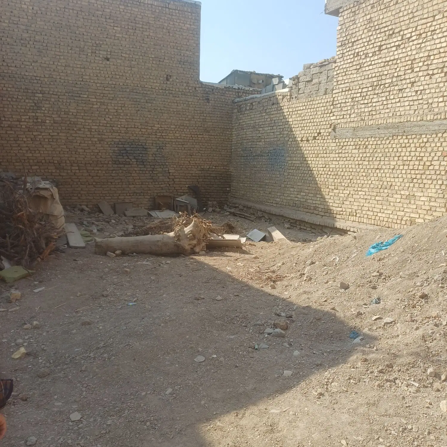 زمین مینادشت