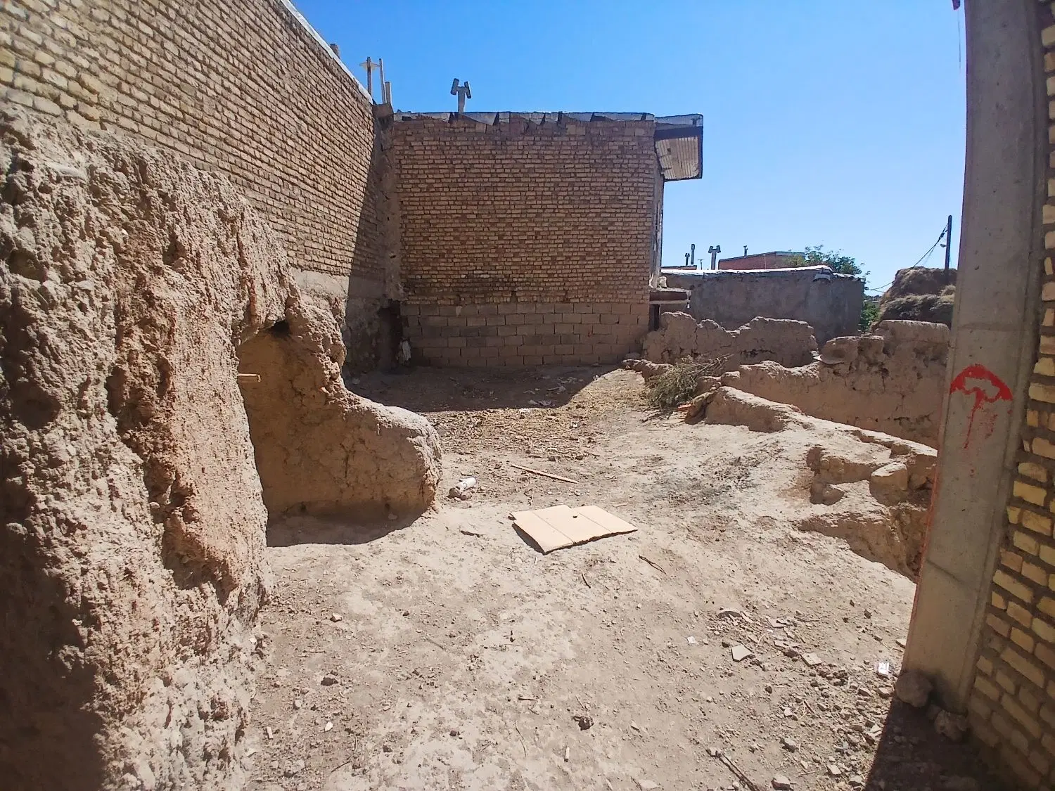 فروش زمین دارای آب برق گاز
