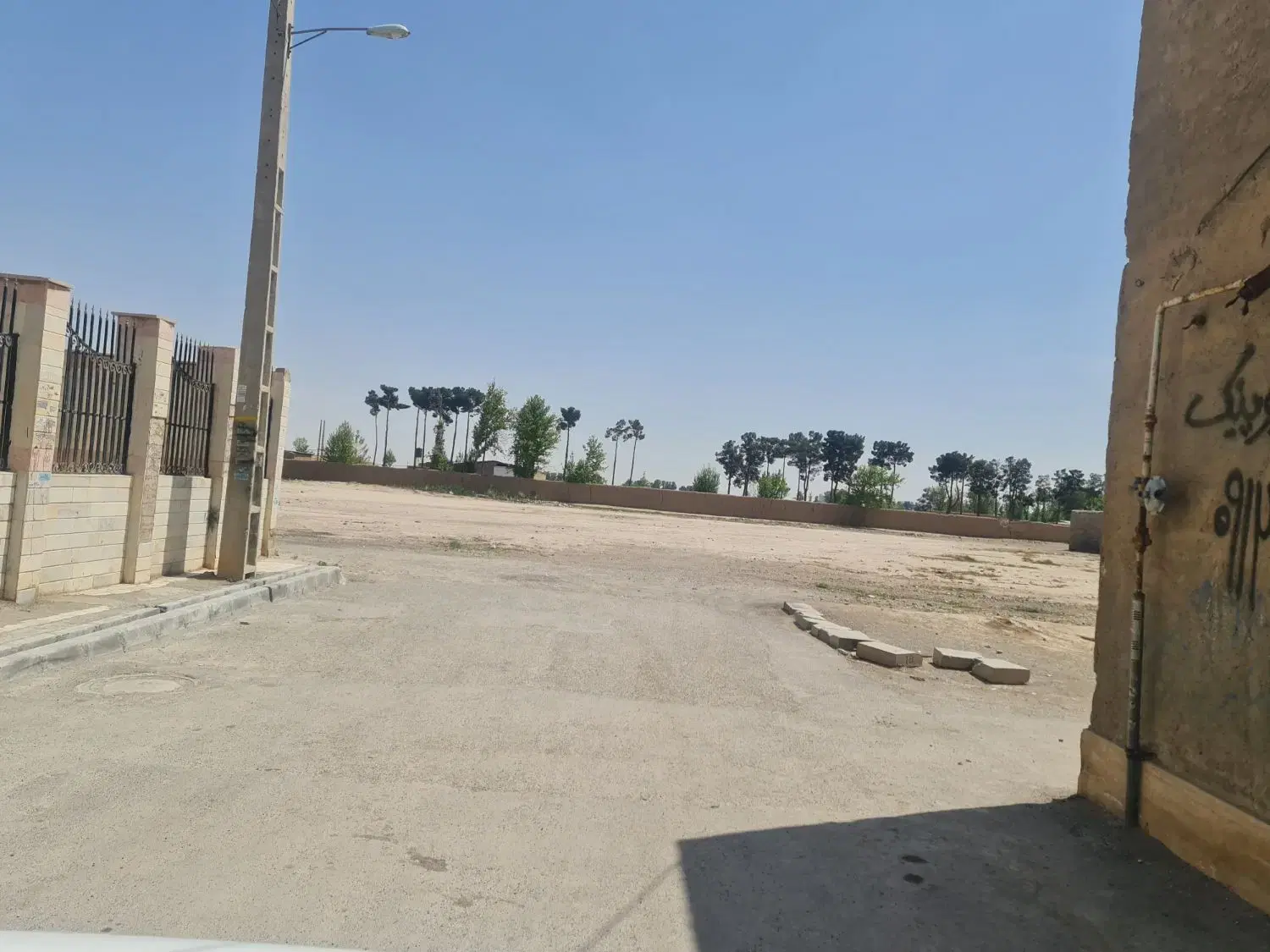 یک قطعه زمین ۱۰۰متری