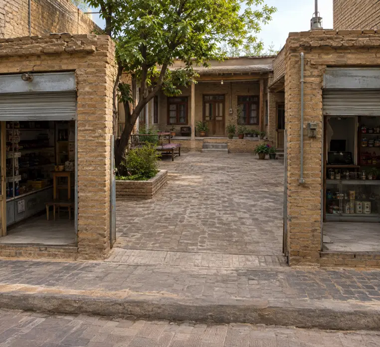 خانه حیاط دار با دو مغازه تجاری