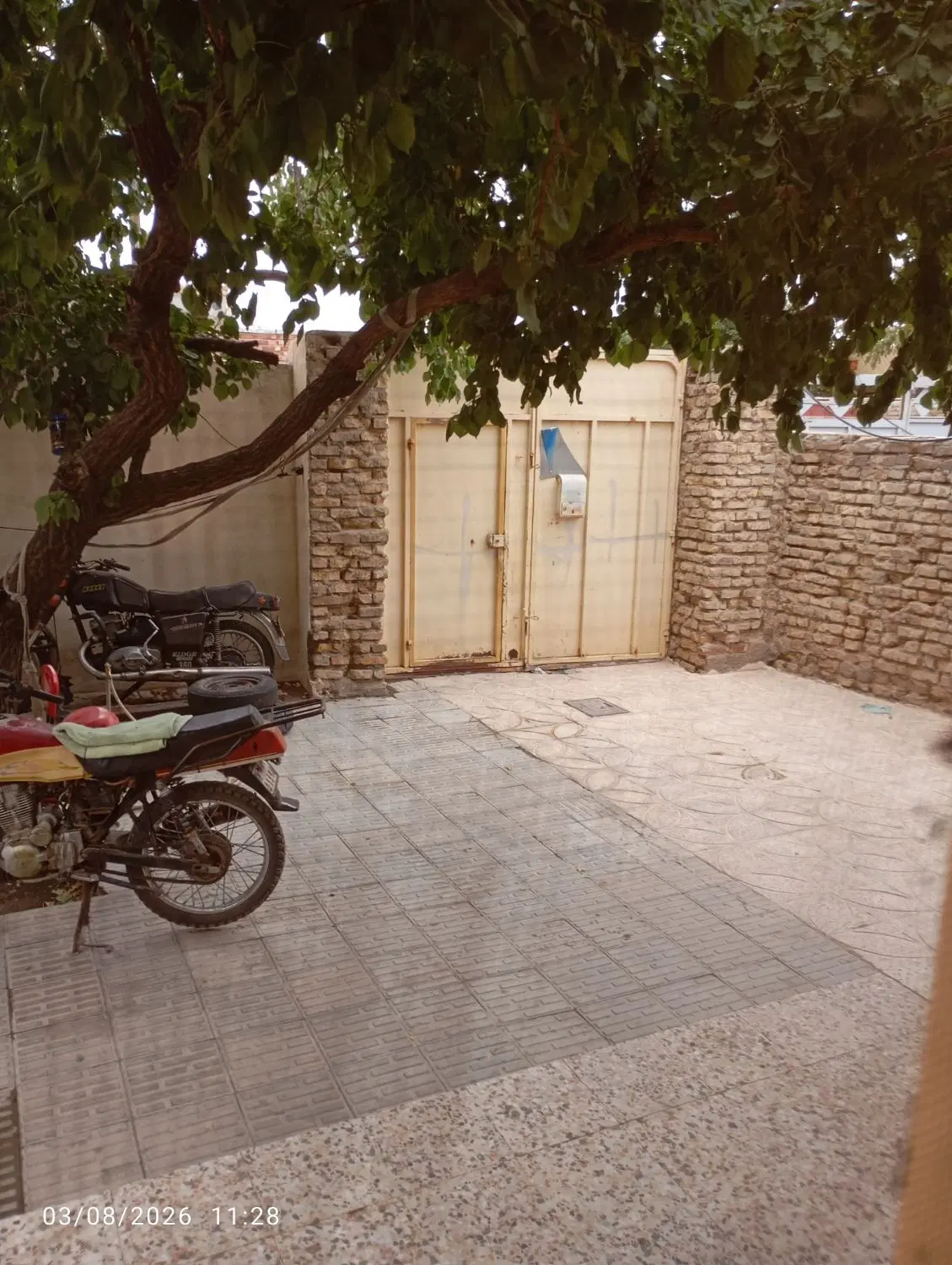 زمین دیوار شده درب حیاط دار