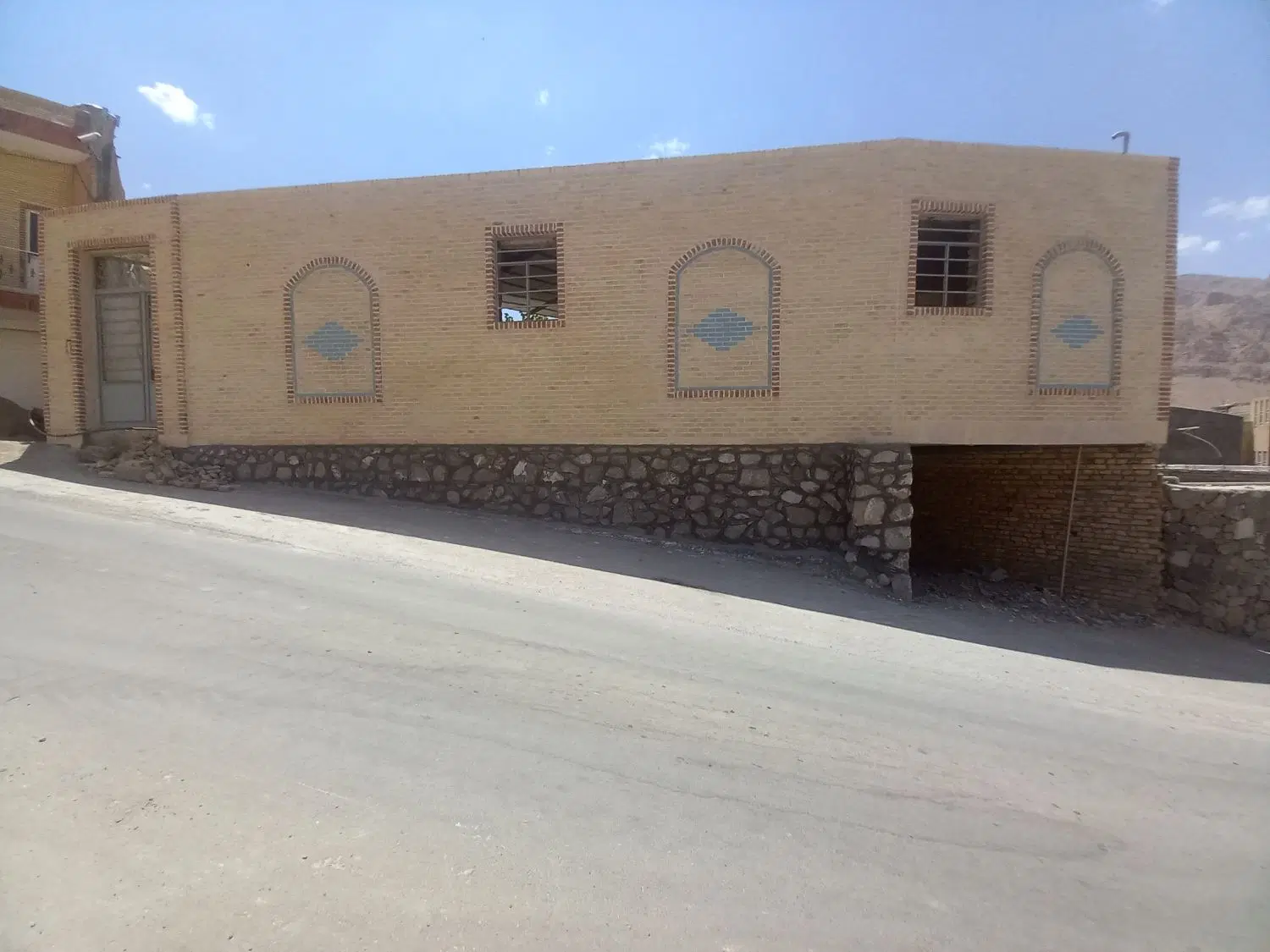 خانه باغ نیمه ساز طزرجان