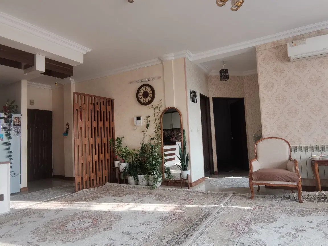 آپارتمان سند دار نزدیک حاشیه خیام رو به باغ