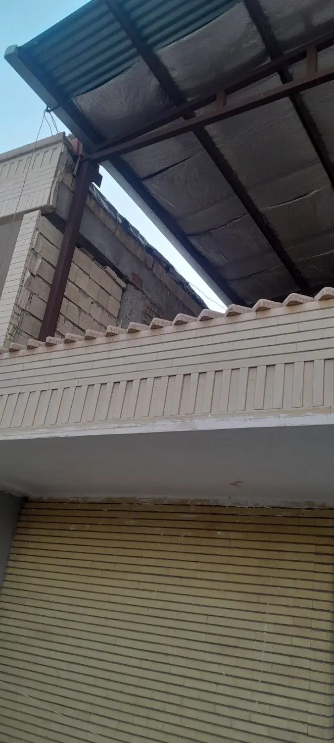 فروش یک اسکلت فلزی با سقف شیروانی  تقریبا نو