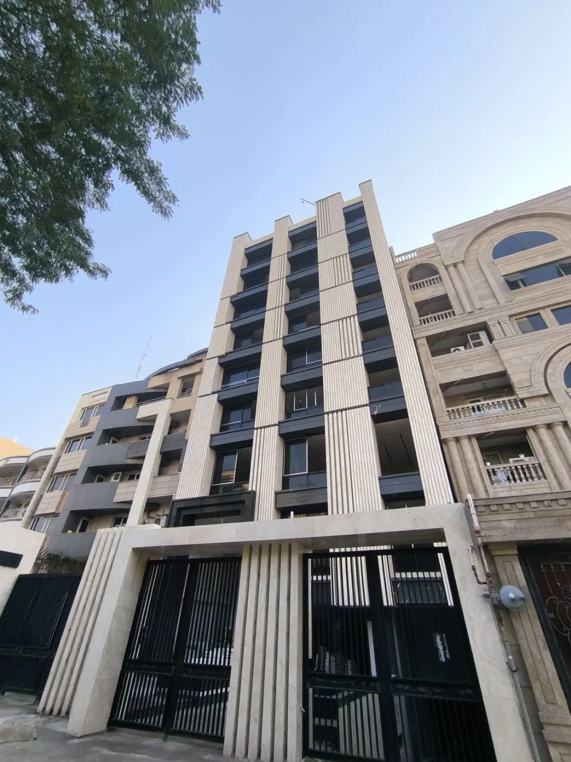 ۲۴۰ متری تک واحدی ۴ خواب ۳ پارکینگ در پادادغربی