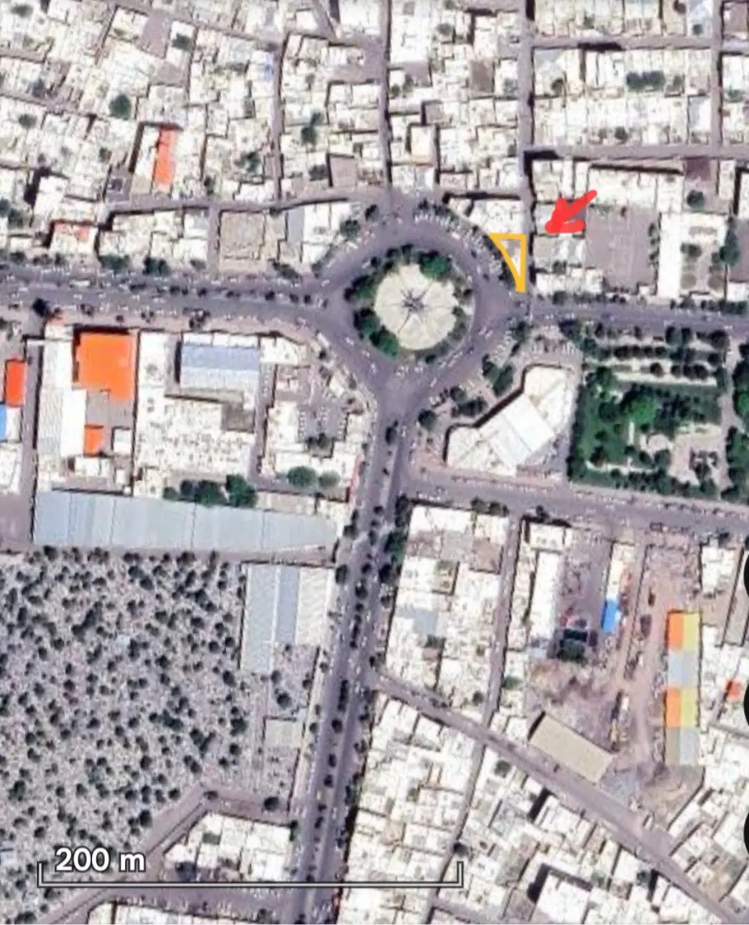 ساختمان تجاری دور میدان اصلی شهر