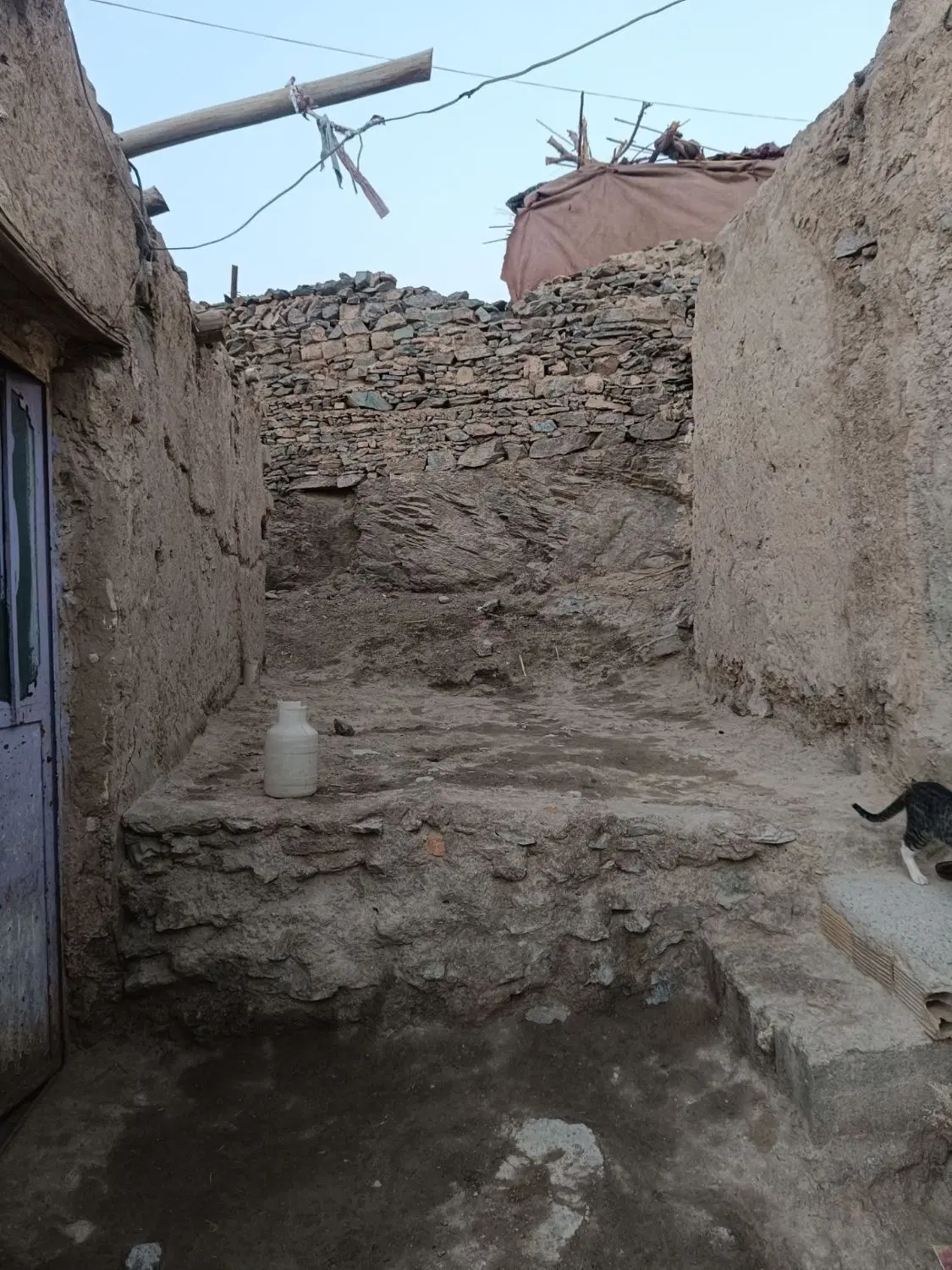 خانه کلنگی در محله بالای بلوار رسالت