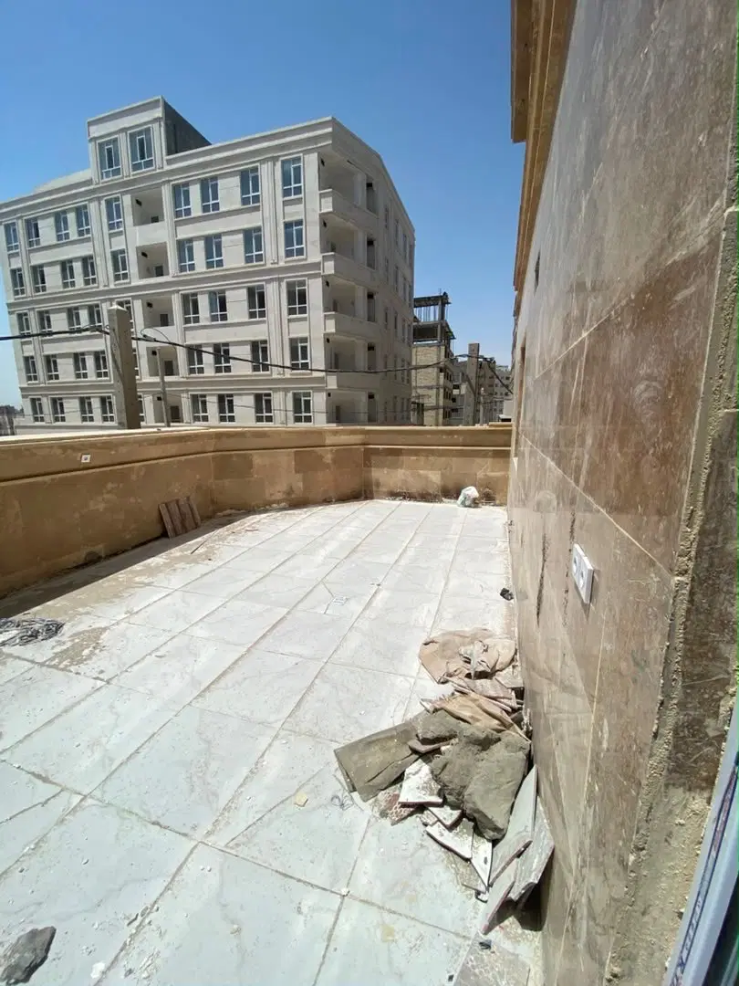 طبقه اول ۱۳۰ متر بنا ۳۰ متر حیاط اخصاصی