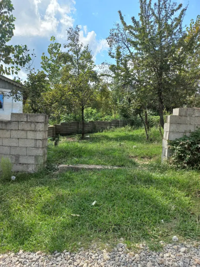 یک‌ قطعه زمین  نقلی