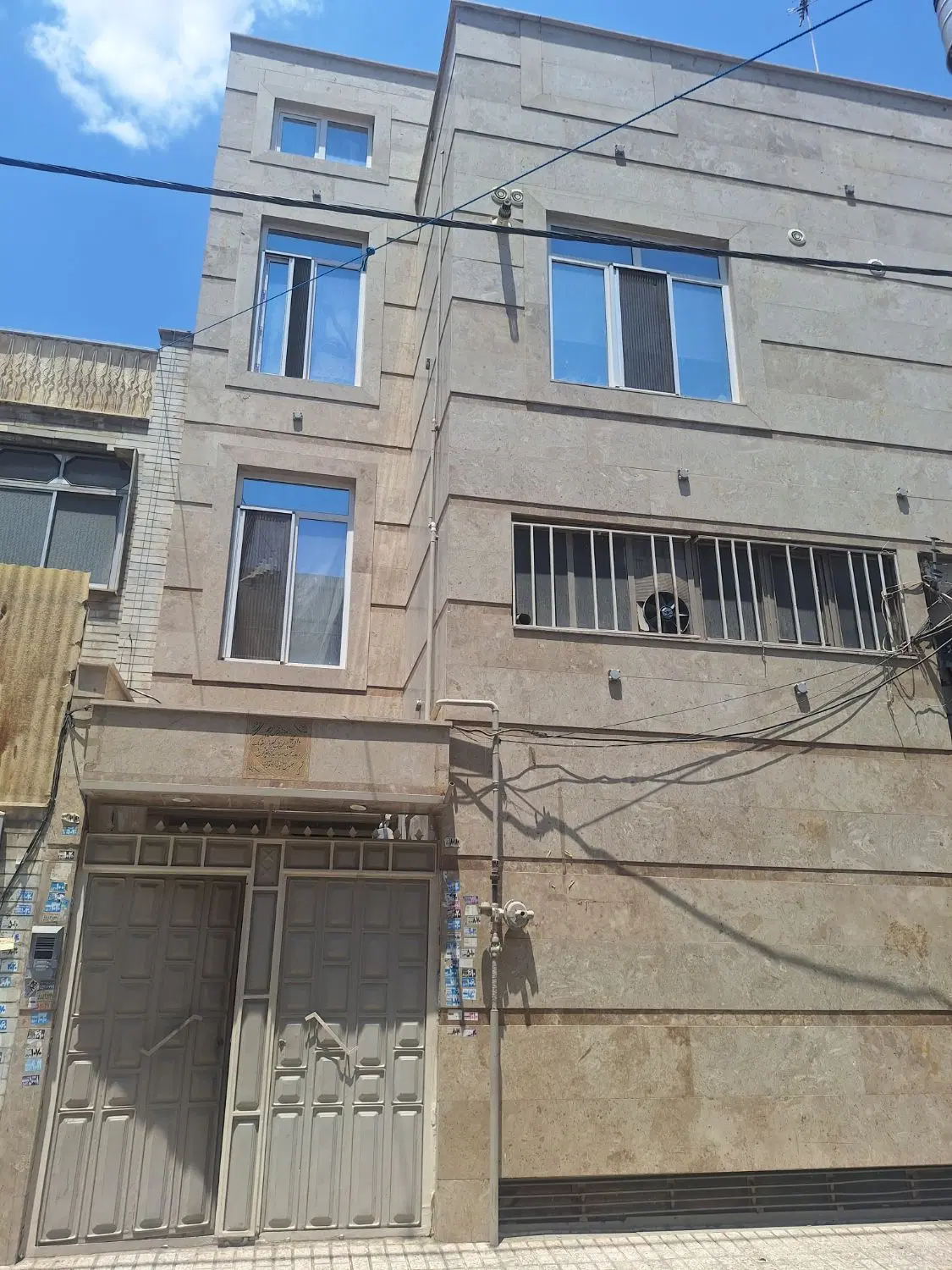 ملک مسکونی بهمراه ۲ باب مغازه تجاری