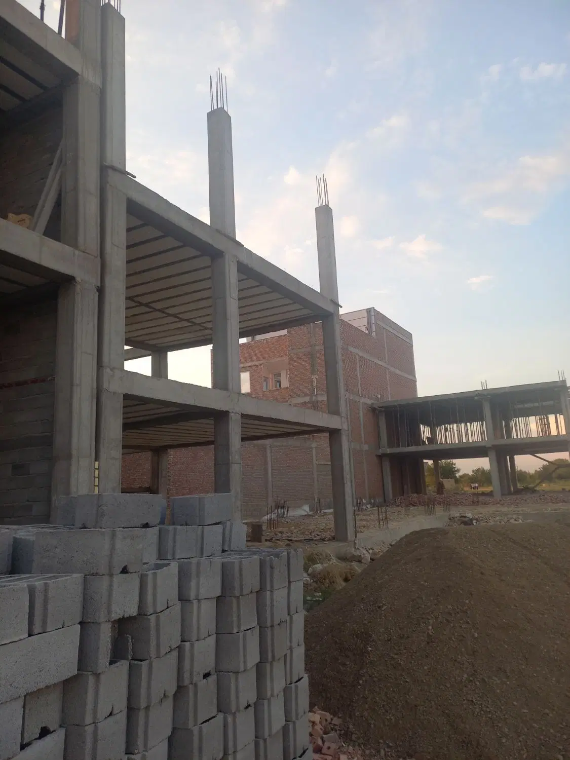 یک ساختمان نیمه کاره