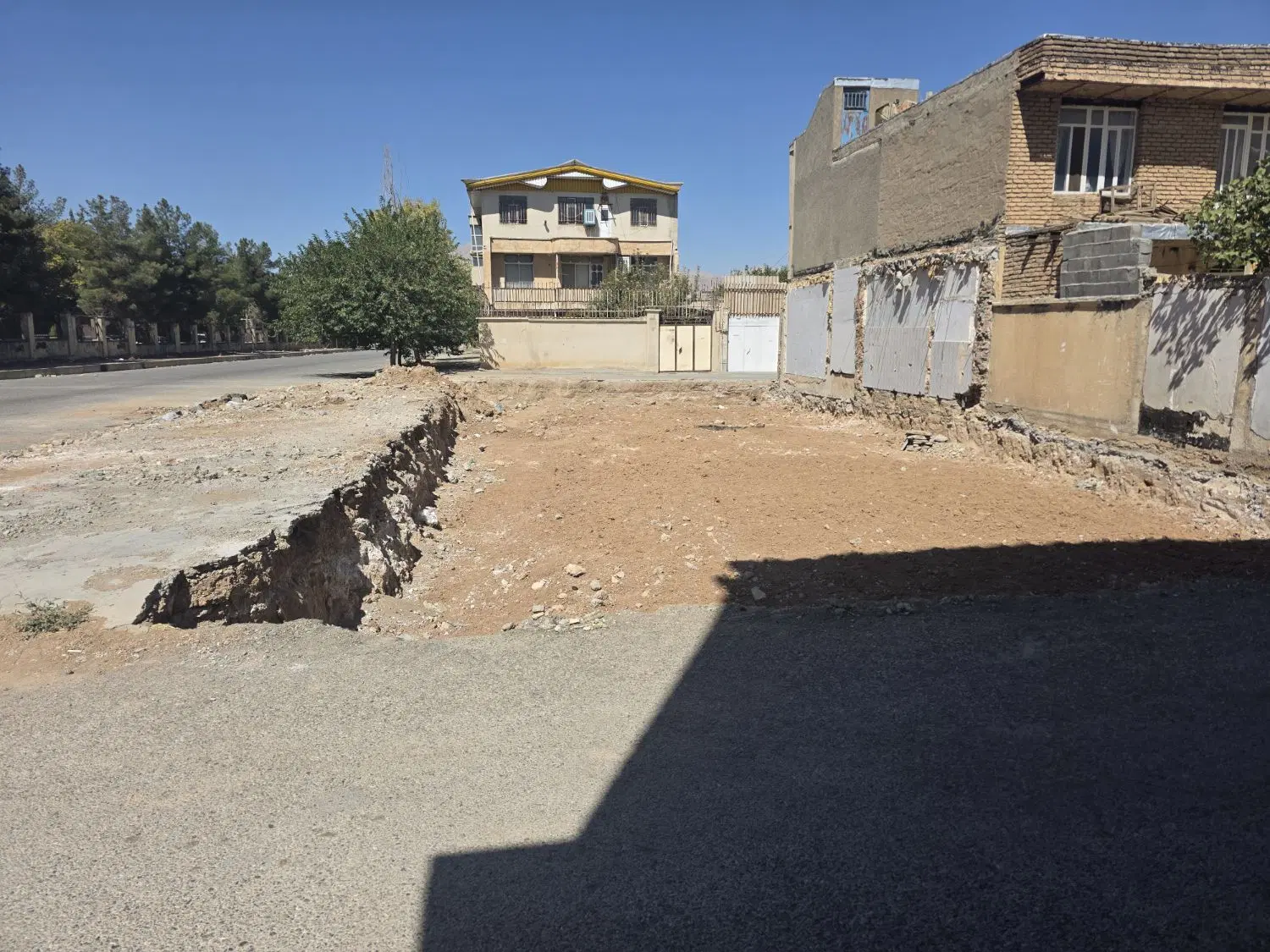 زمین ۳بر پشت بیمارستان بیستون موقیعت عالی