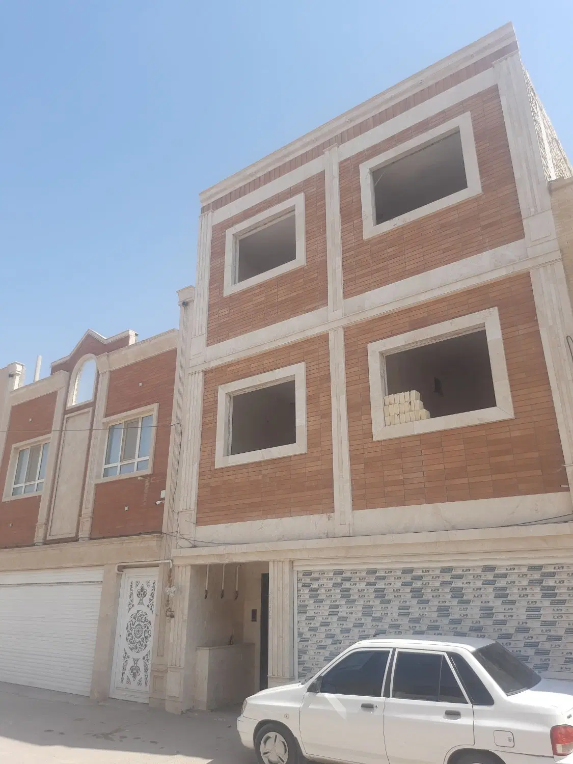 خانه نیمه ساز سه طبقه دو کله سند تک برگ